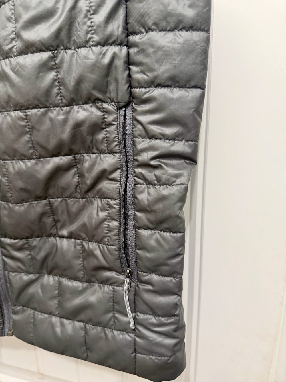 Patagonia Men's Nano Puff Vest, Forge Grey Size Medium NWT LOGO 84243 $189 MSRP - Picture 3 of 6